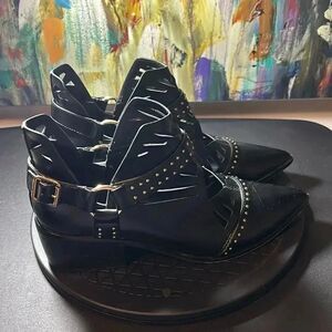 🔥LIKE NEW🔥 Rare and Unique find. There is so much detail on these shoes!!!!!